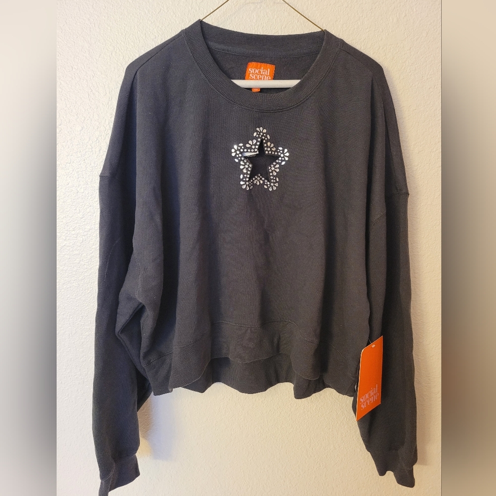 NWT Black Sweatshirt With Cutout Star XL